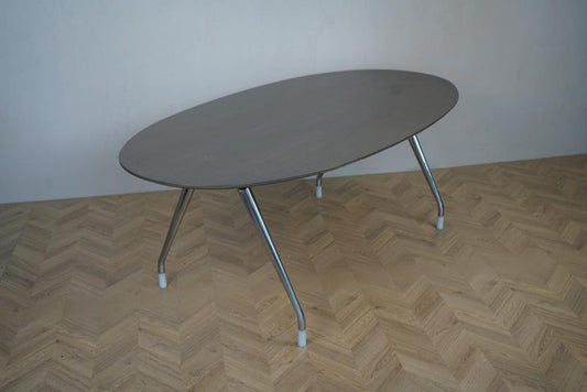 Ovalt mødebord 200x108 cm i valnød med forkromede ben – set skråt forfra