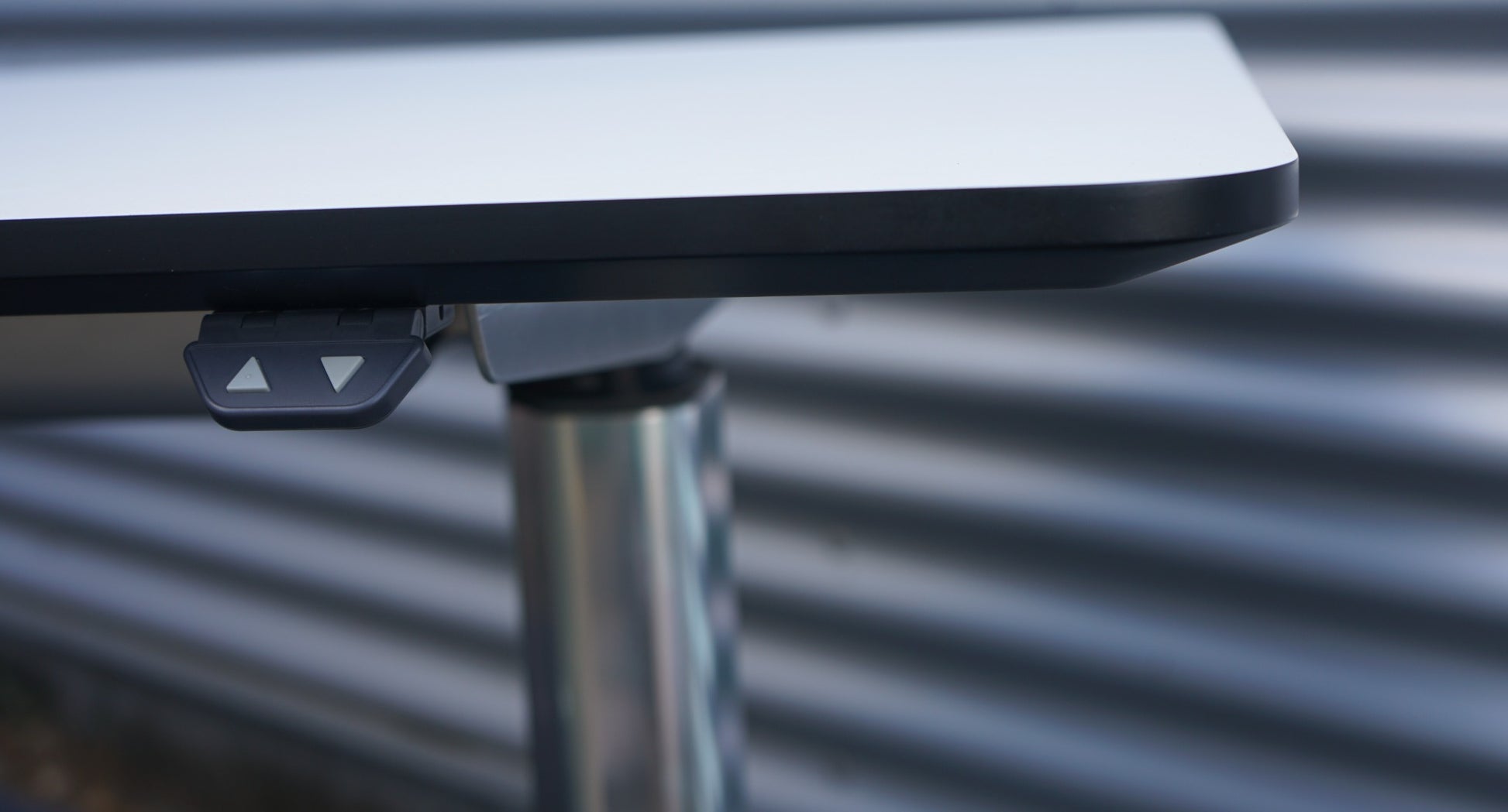 Nærbillede af Paustian A-One hæve sænkebords hvid bordplade og oplukkelig kabelbakke