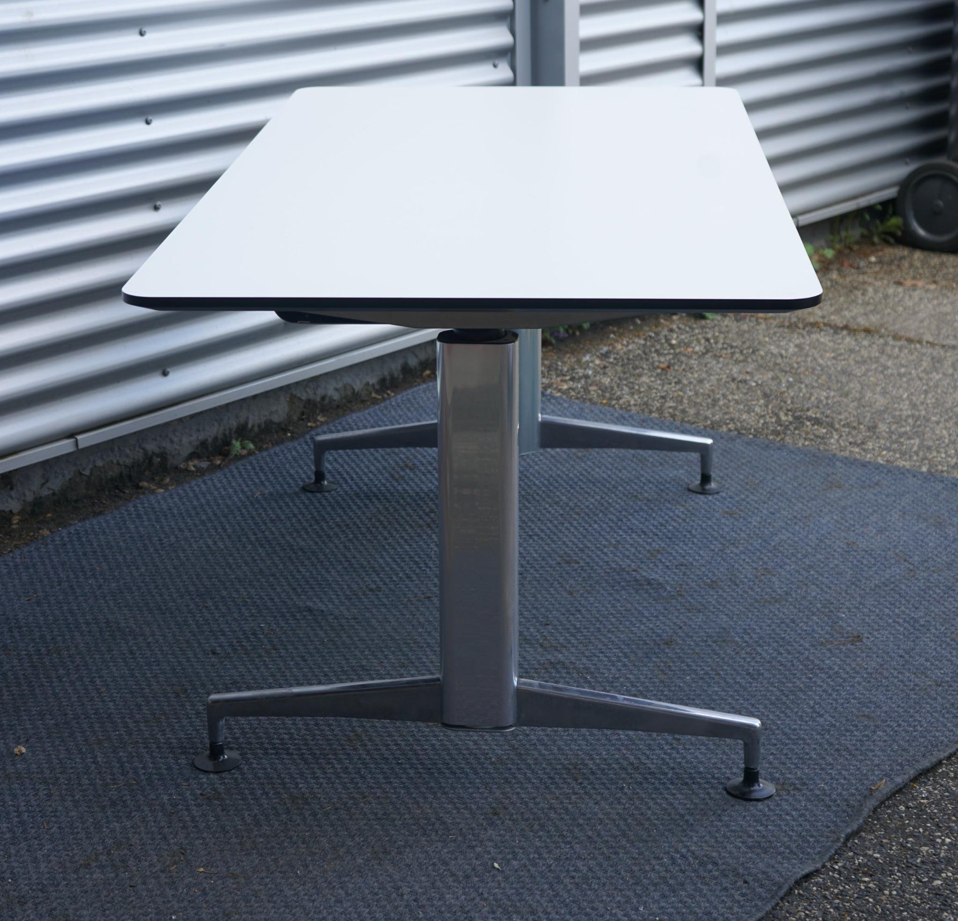 Paustian A-One hæve sænkebord 180x90 cm i hvidt med aluminiumsstel set fra siden