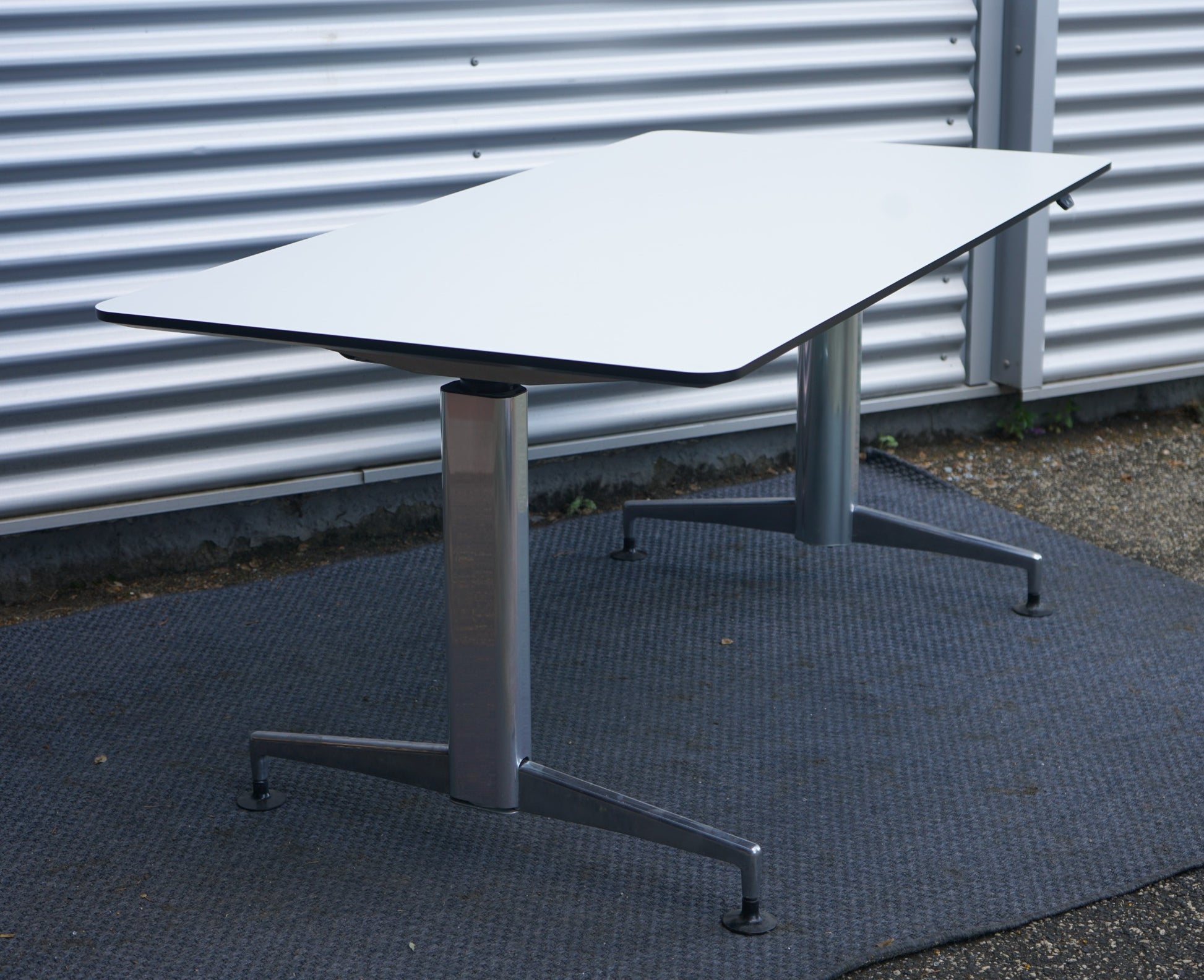 Hæve sænkebord Paustian A-One 180x90 cm i hvid med blankt aluminiumsstel, set i skrå vinkel