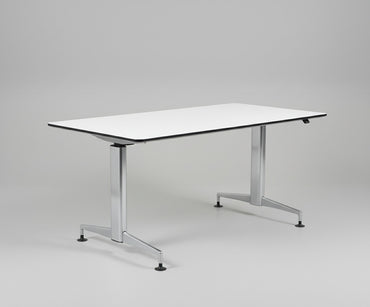 Hæve sænkebord Paustian A-One 180x90 cm i hvid med blankt aluminiumsstel, set i skrå vinkel