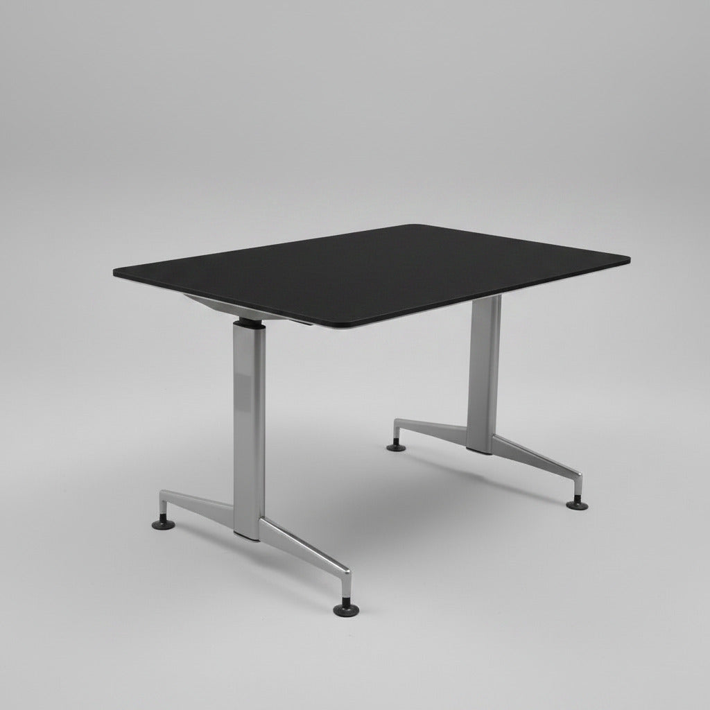 Paustian A-One hæve sænkebord 180x90 cm i sort med aluminiumsstel set fra siden