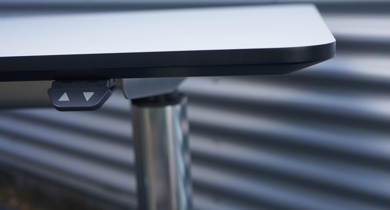 Close up af krom stel og smart oplukkelig kabelbakke på Paustian A-One skrivebord