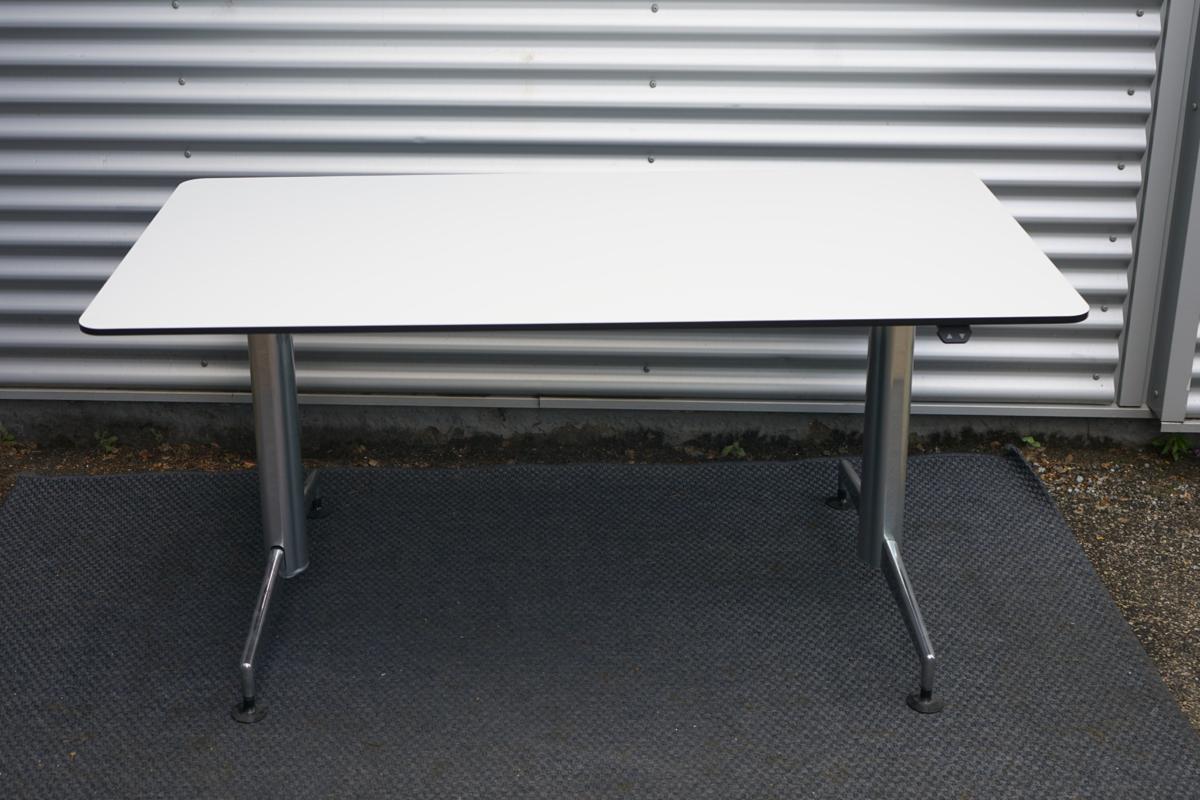 Frontbillede af Paustian A-One hæve-sænkebord i hvid med krom stel, 160x80 cm