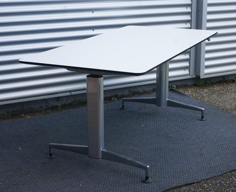 Skråt billede af Paustian A-One skrivebord med hvid bordplade og krom stel, 160x80 cm