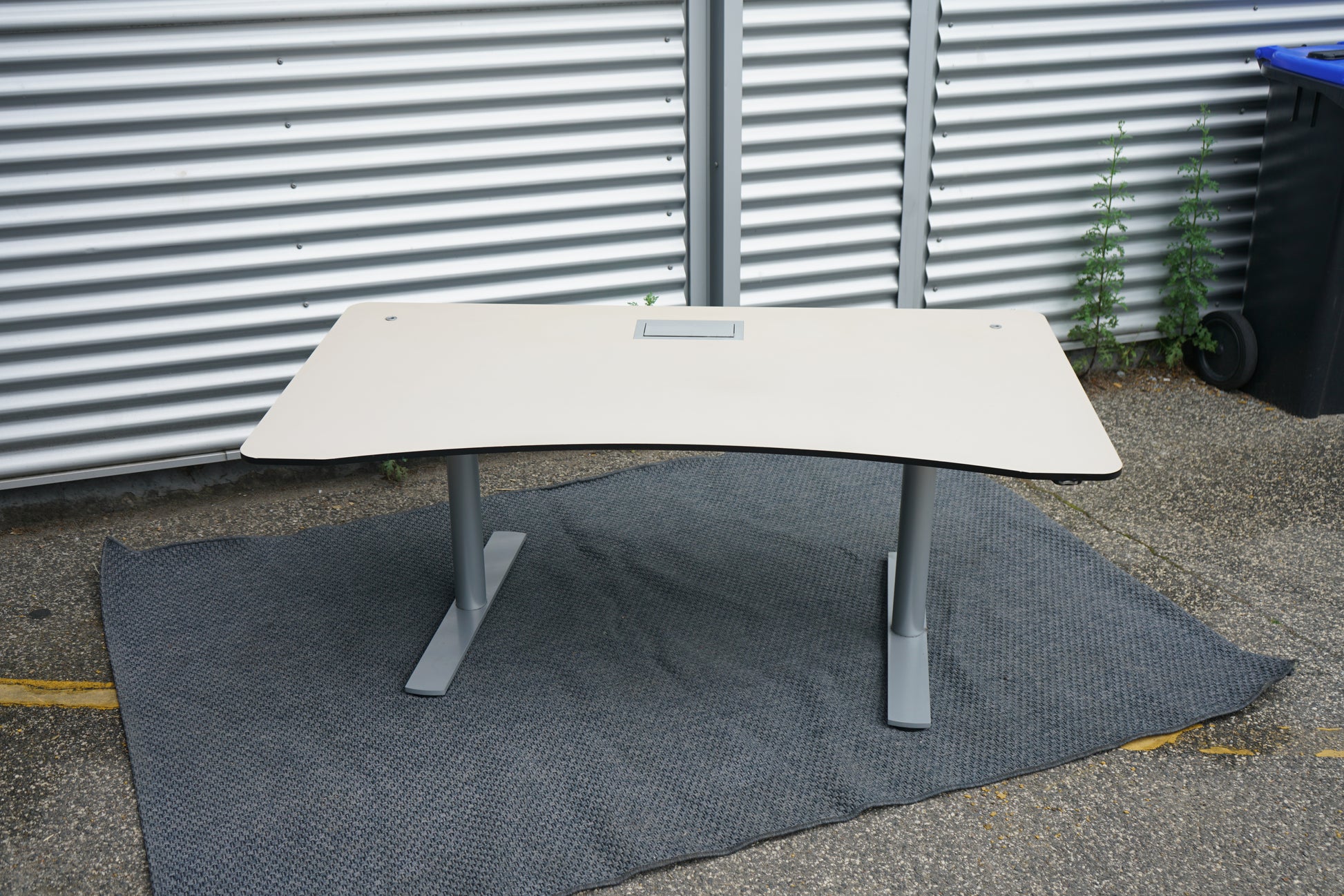 Frontvisning af Paustian hæve-sænkebord i beige med lys linoleum, 160x90 cm.