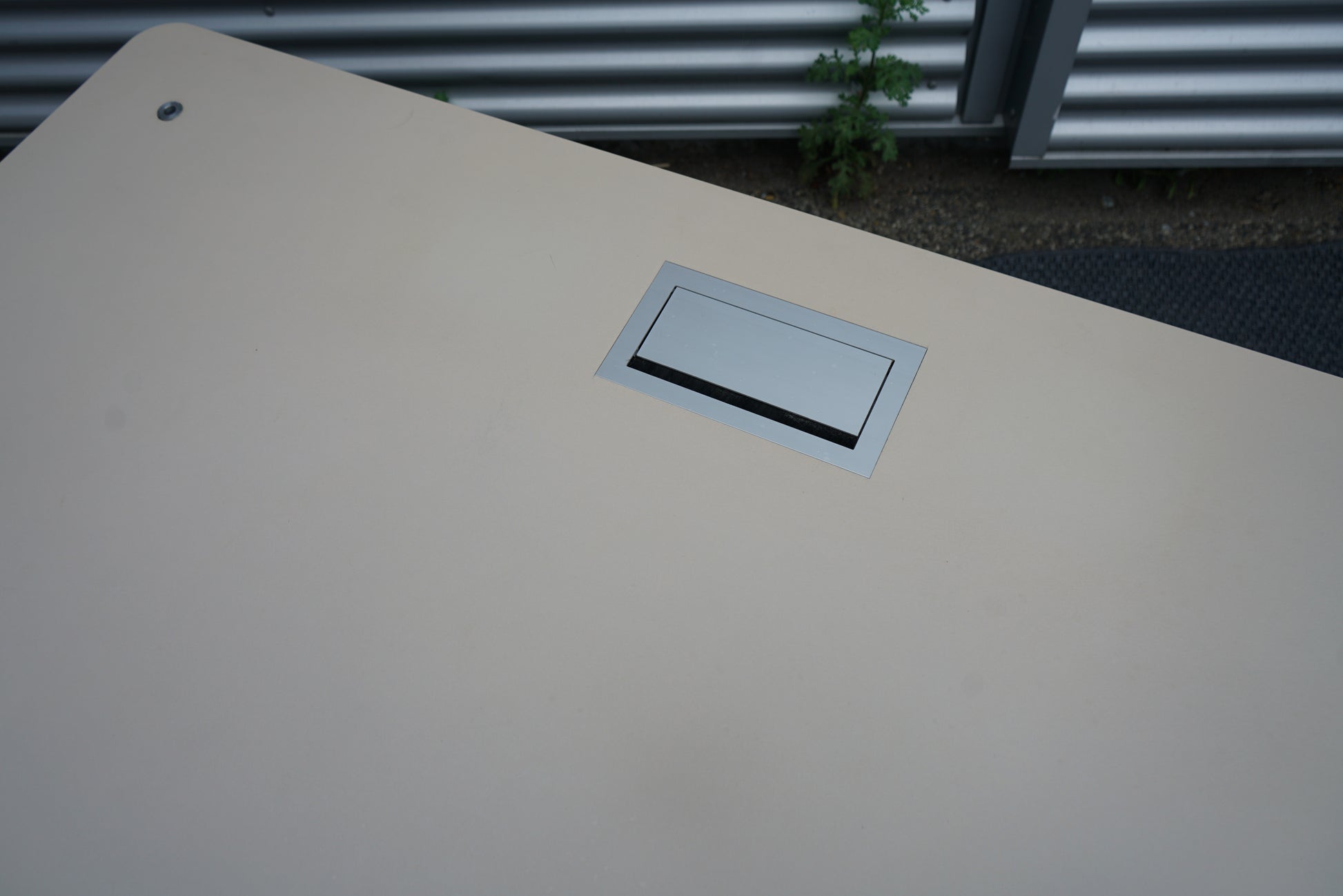 Detalje af kabelbakke under Paustian hæve-sænkebord i beige 160x90 cm.