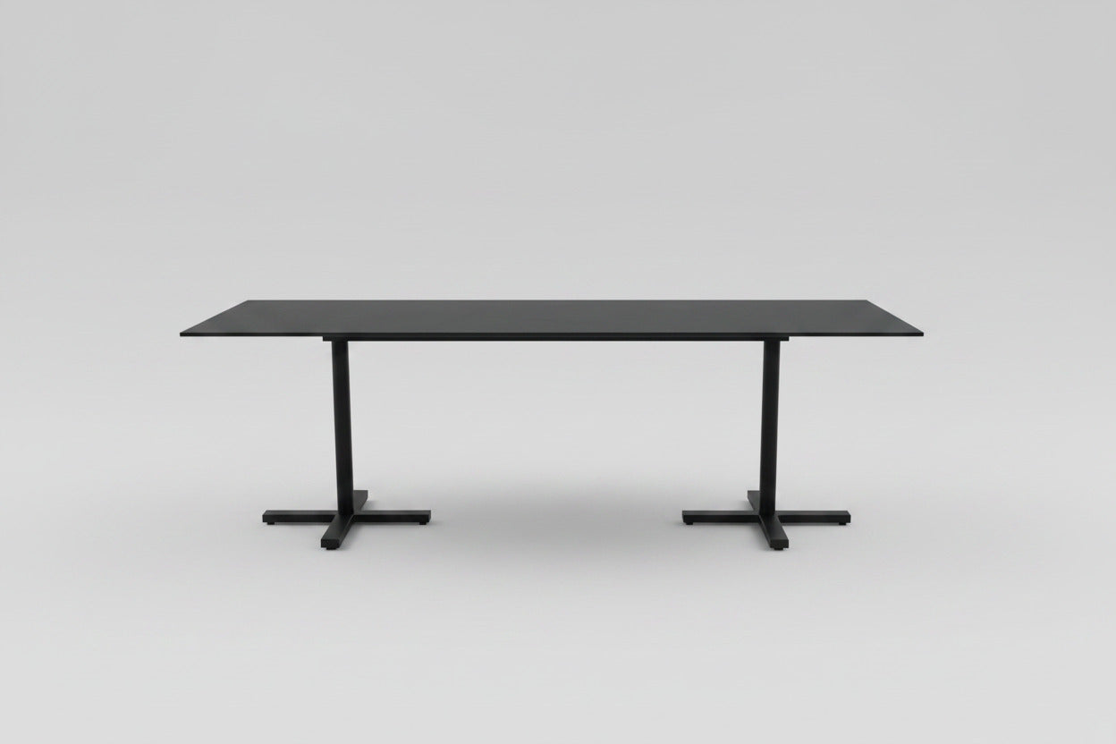 Paustian konferencebord 240x80 cm med sort linoleum og sort stel set forfra