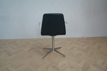 Sort Paustian stol i læder med lav kanalsyet ryg og børstet aluminium armlæn – set bagfra