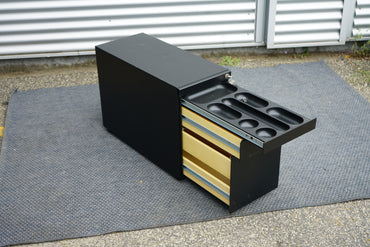 Paustian skuffeboks i sort – skrå vinkel med begge skuffer åbne, pennebakke og plads til A4-hængemapper