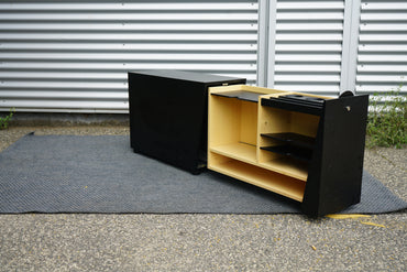 Paustian skuffeboks i sort – skrå vinkel med åbne skuffer og pennebakke