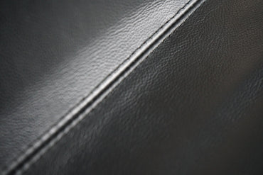 Close-up af sort læderpolstring og detaljer på Paustian Spinal 44 konferencestol.