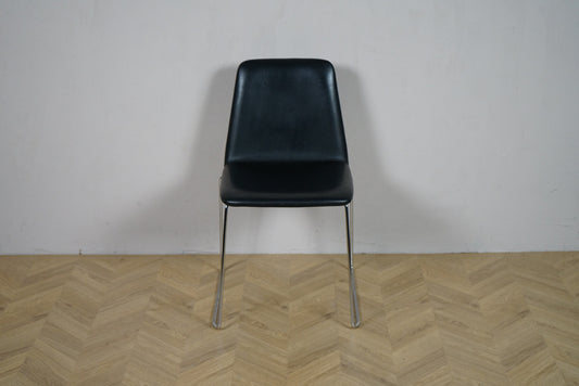 Paustian Spinal 44 konferencestol i sort læder set forfra med krom stel og elegant design.