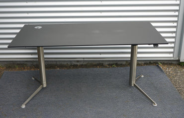 Frontbillede af Paustian Spinal bord i sort linoleum, 160x80 cm med kabelbakke