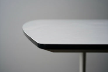 Detalje af Paustian Spinal bord med hvid laminatbordplade og sort kant