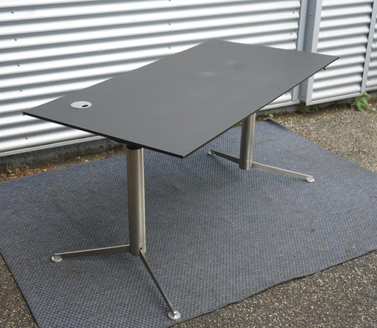 Paustian Spinal bord i sort linoleum set skråt, 160x80 cm med oplukkelig kabelbakke