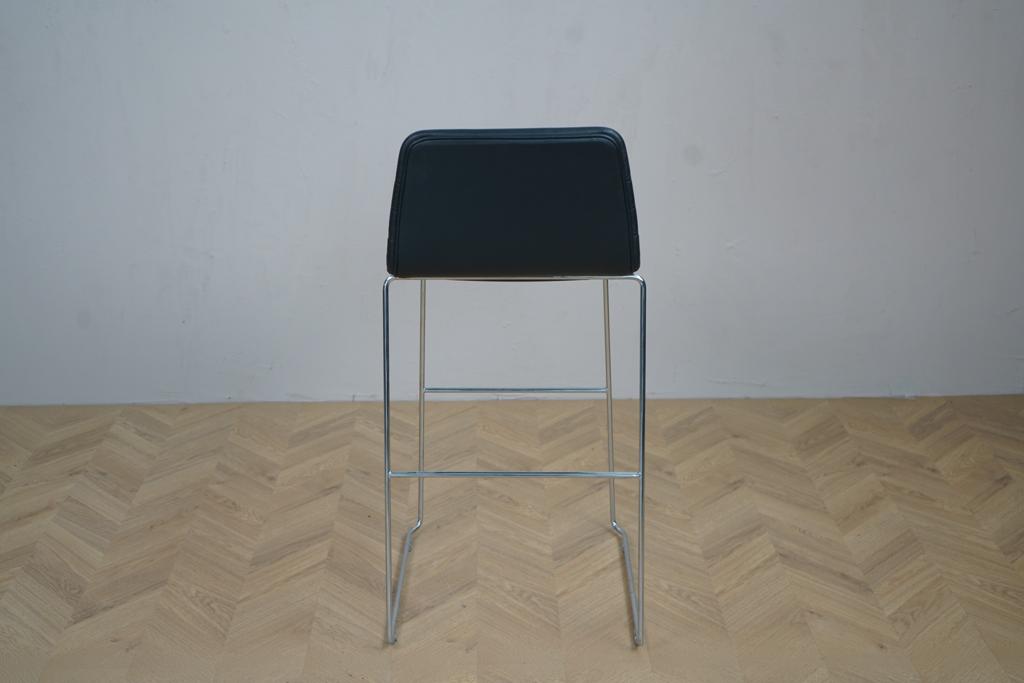 Bagside af Paustian Spinal Chair 44 – elegant højstol i sort med buet ryglæn