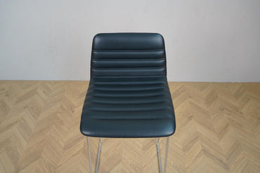 Nærbillede af sæde og ryglæn på Paustian Spinal Chair 44 – højstol i sort