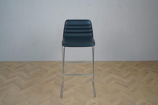 Frontvisning af Paustian Spinal Chair 44 – sort højstol med sædehøjde på 76 cm, designet af Paul Leroy