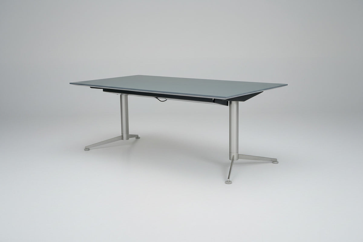 Paustian Spinal hæve-sænkebord 180x90 cm med lysegrå linoleum og rustfrit stål stel – skrå vinkel