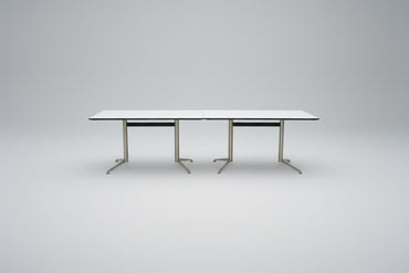 Paustian Spinal mødebord 400x90 cm med hvid laminatplade og børstet stålstel set forfra
