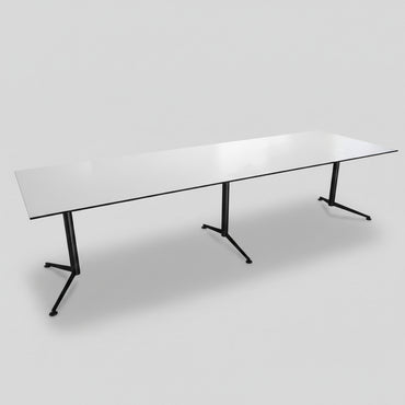 Paustian Spinal bord i hvid laminat 300x100 cm set forfra fra skrå vinkel – elegant mødebord med krom stel