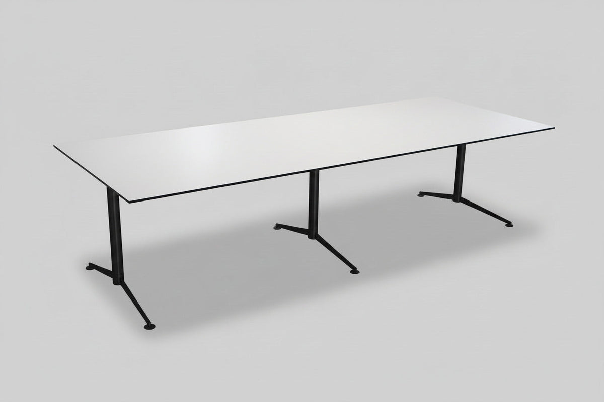 Paustian Spinal konferencebord 300x100 cm set lige forfra – moderne hvidt mødebord med krom stel