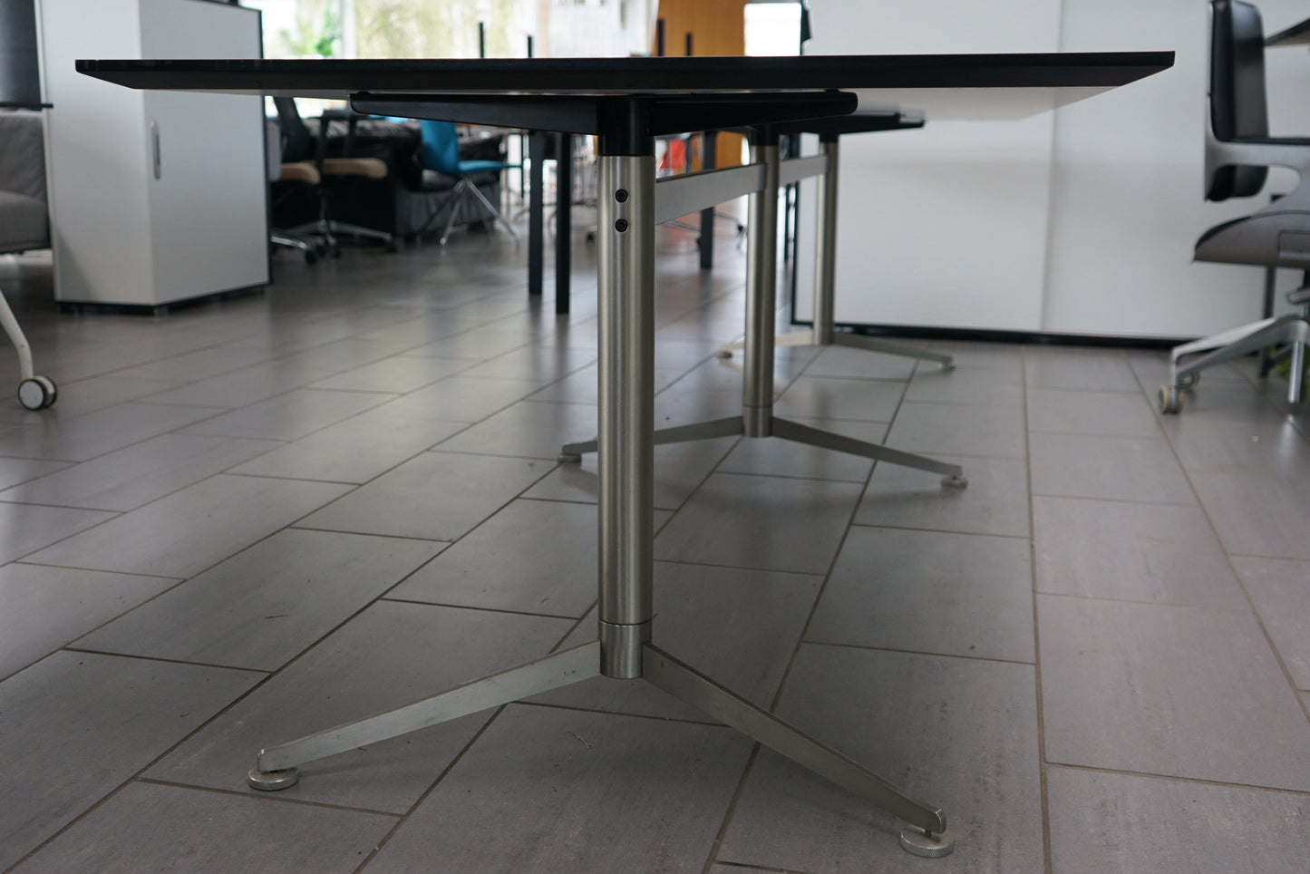 Detalje af Paustian Spinal konferencebord 300x100 cm set fra siden nedefra – solidt krom stel