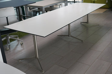 Langt Paustian Spinal konferencebord i hvid laminat 300x100 cm – moderne designbord til møder og konferencer