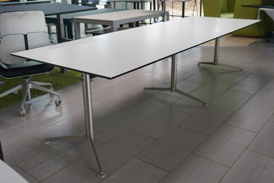 Paustian Spinal konferencebord 300x100 cm i hvid laminat med krom stel set fra skrå vinkel