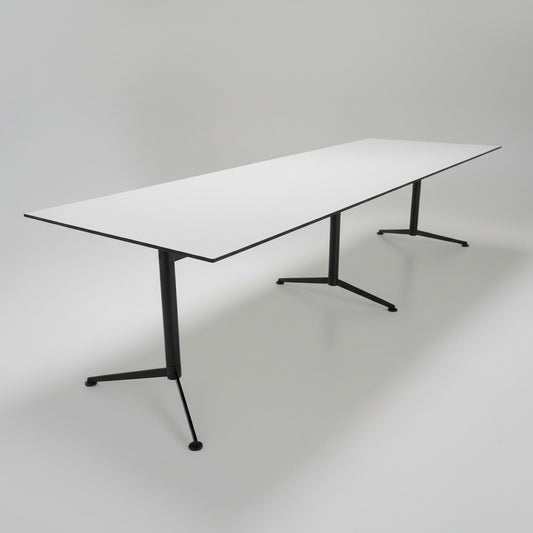 Paustian Spinal konferencebord 300x100 cm i hvid laminat med krom stel set fra skrå vinkel