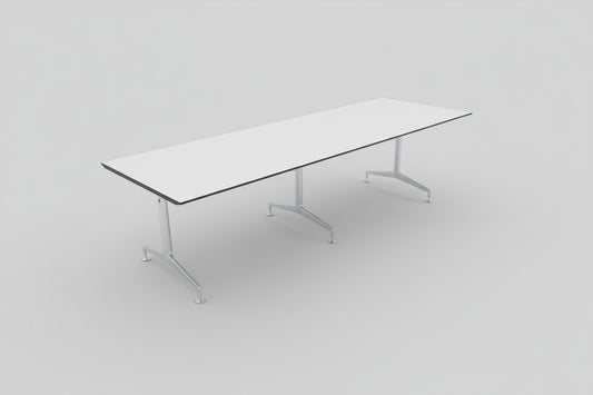 Spinal konferencebord fra Paustian med hvid laminatbordplade, sort kant og krom stel set fra skrå vinkel