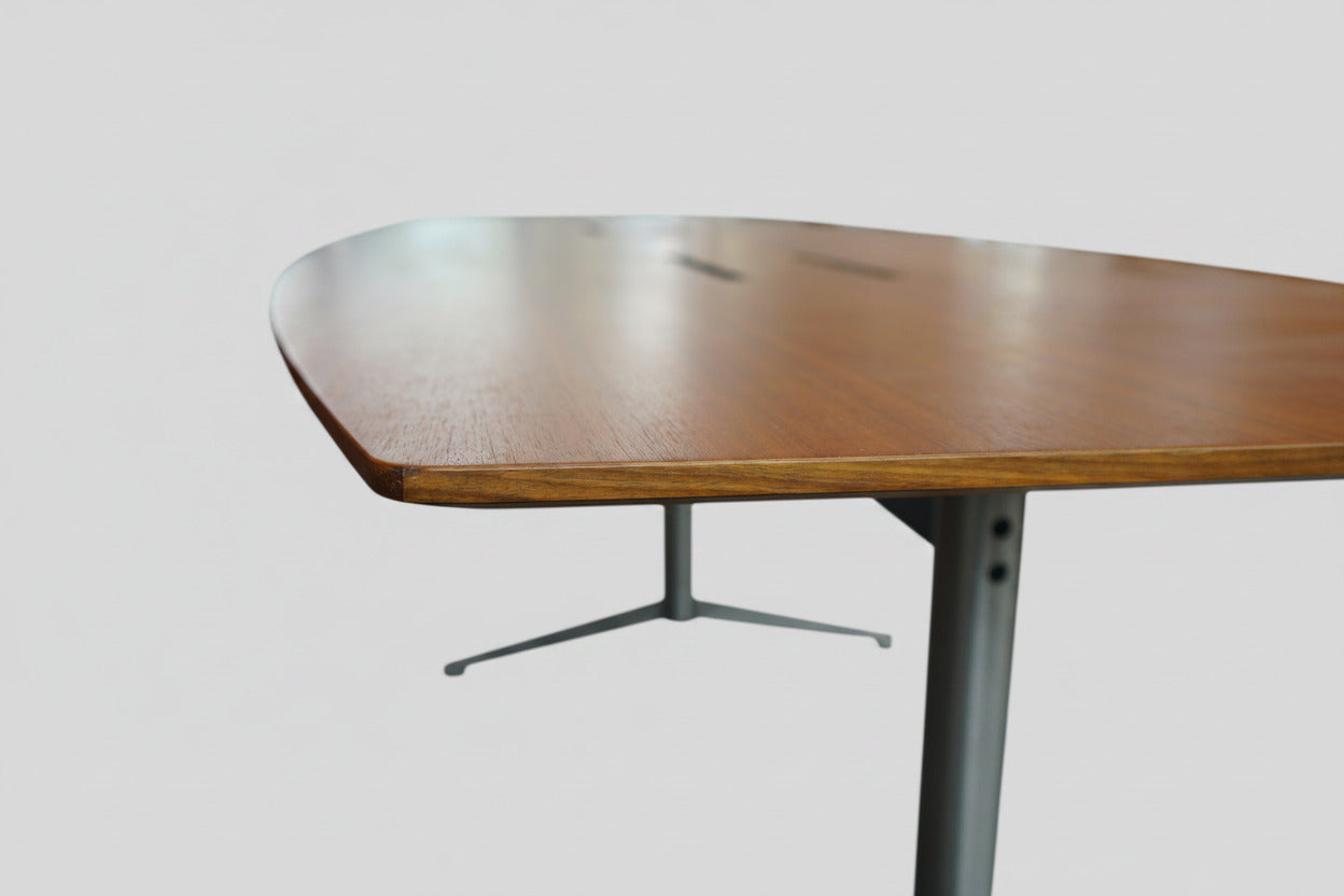 Paustian Spinal konferencebord 280x110 cm i kirsebærfinér set lige forfra med integreret kabelgennemføring