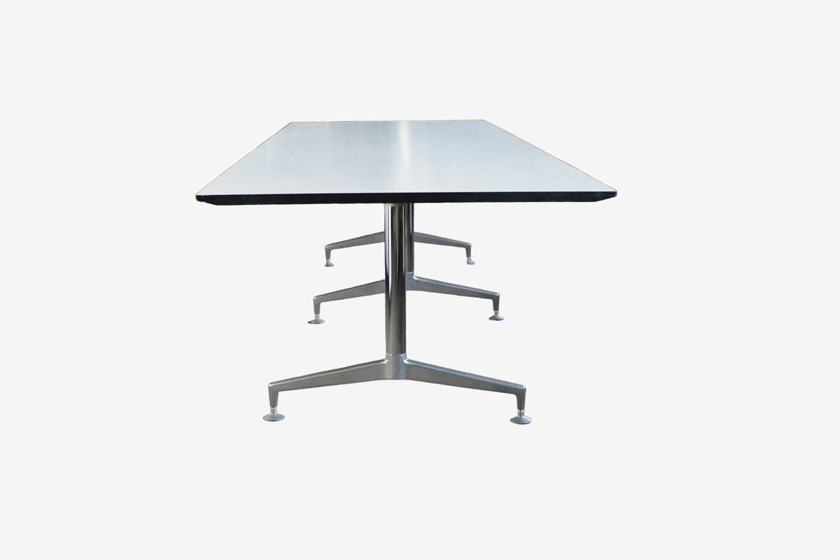 Spinal konferencebord set fra siden med krom stel og hvid bordplade