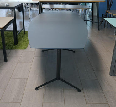 Sideprofil af Paustian Spinal konferencebord med mørkeblå linoleum og elegant tøndeformet bordplade – 320x120 cm.