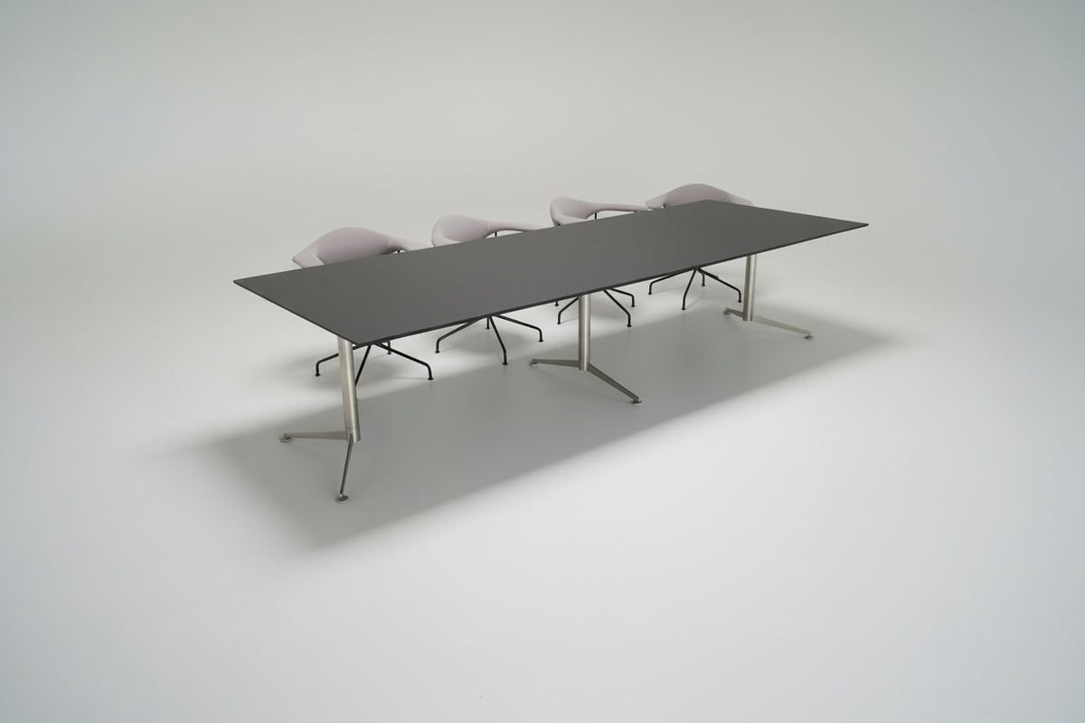 Paustian Spinal mødebord i sort linoleum med stole omkring set forfra