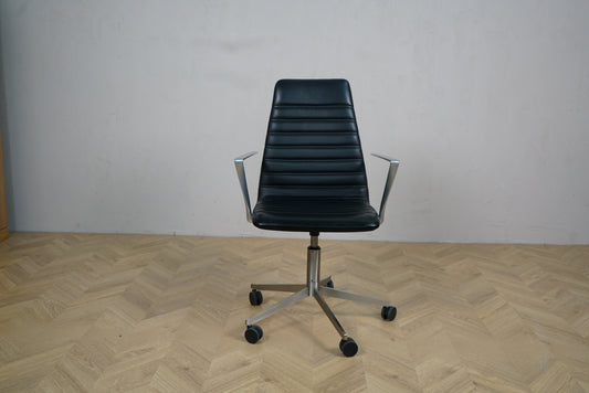 Paustian Spinal kontorstol i sort læder med armlæn og krom stel set forfra.