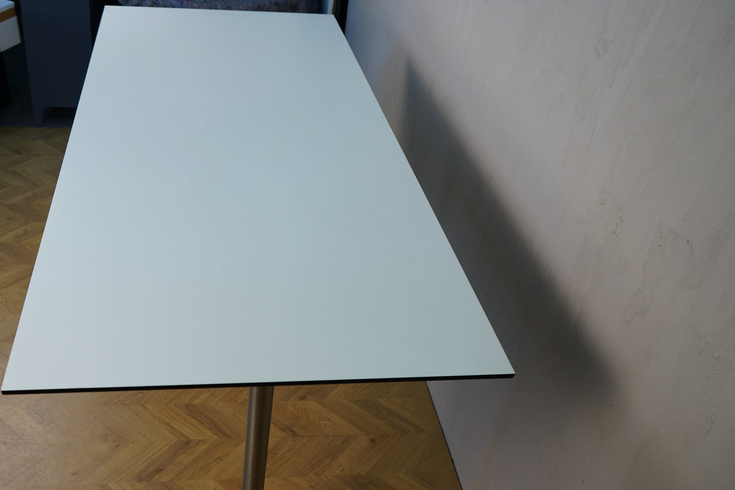 Detalje af bordkant og krom stel på Paustian Spinal konferencebord