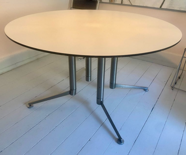 Paustian Spinal rundbord med hvid bordplade og sort lak i kanter – set forfra, Ø180 cm