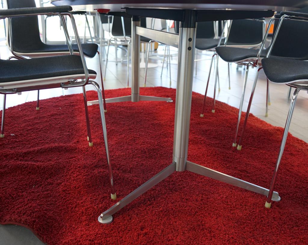 Underside af Paustian Spinal spisebord med kromben og kurvede detaljer – robust konstruktion og eksklusivt håndværk.