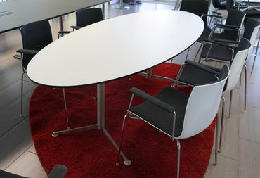 Sideprofil af Paustian Spinal spisebord i hvid, 240x100 cm – minimalistisk og unikt kurvet spisebord.