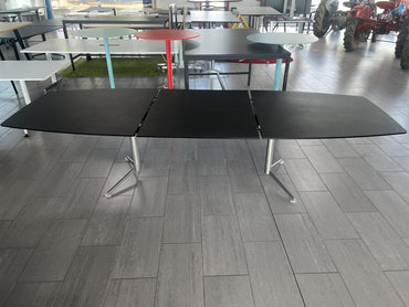 Paustian Spinal spisebord i sort 220x110 cm set forfra med udtræk, hvor bordpladen deler sig – smart og funktionelt design.