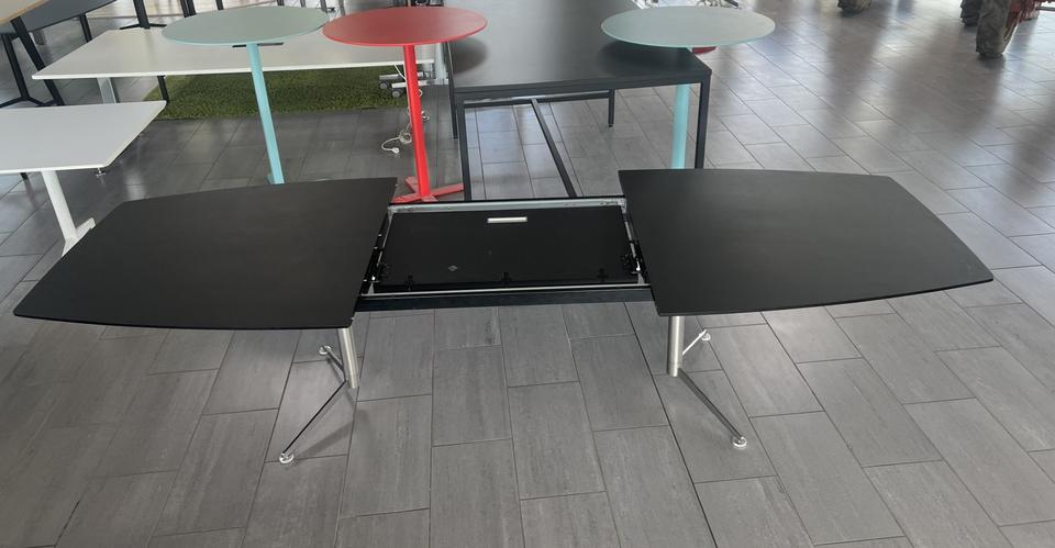 Paustian Spinal spisebord i sort 220x110 cm set forfra med udtræk, hvor bordpladen har delt – smart og funktionelt design.