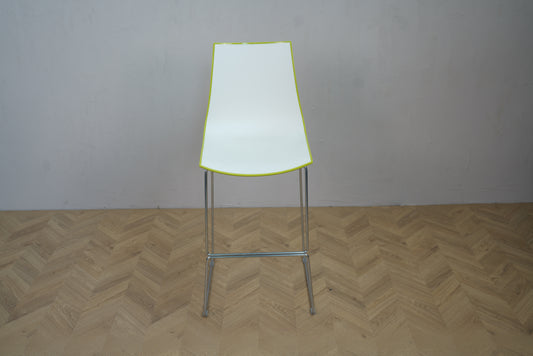 Pedrali 3D barstol med mat hvid forside, krom stel og fodhviler – frontvisning, siddehøjde 75 cm