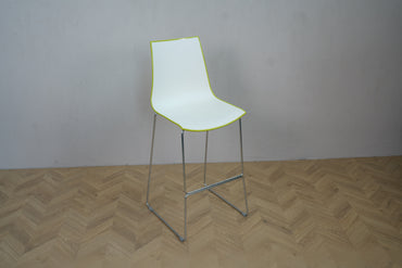 Pedrali 3D barstol med hvid sædeflade og grøn højglans bagside – skrå vinkel, siddehøjde 75 cm