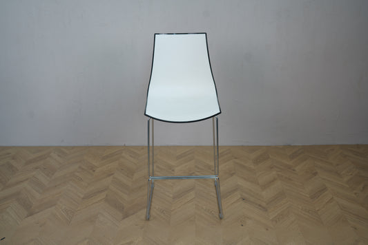 Pedrali 3D barstol i hvid med sort kant og krom stel – frontvisning, siddehøjde 75 cm