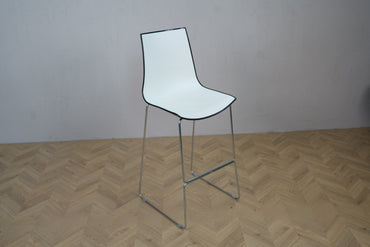 Pedrali 3D barstol med hvid skal, sort kant og krom stel – skrå vinkel, 75 cm siddehøjde