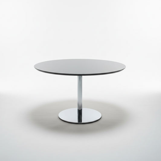 Pedrali 3D rundt cafébord Ø120 med antracitgrå bordplade og krom stel set forfra