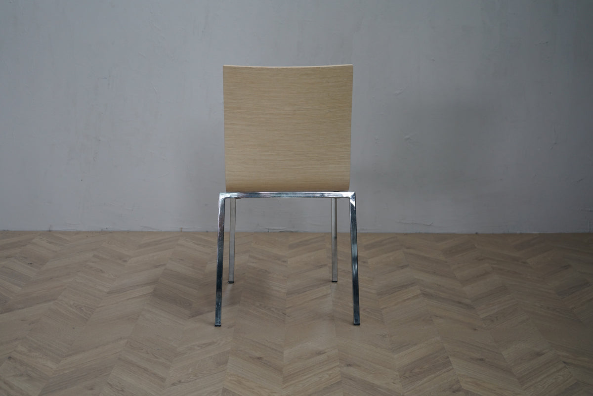 Pedrali Kuadra spisestol i lys egetræ finér med krom stel set bagfra – stilren designstol til konferencerum, kantine og café.