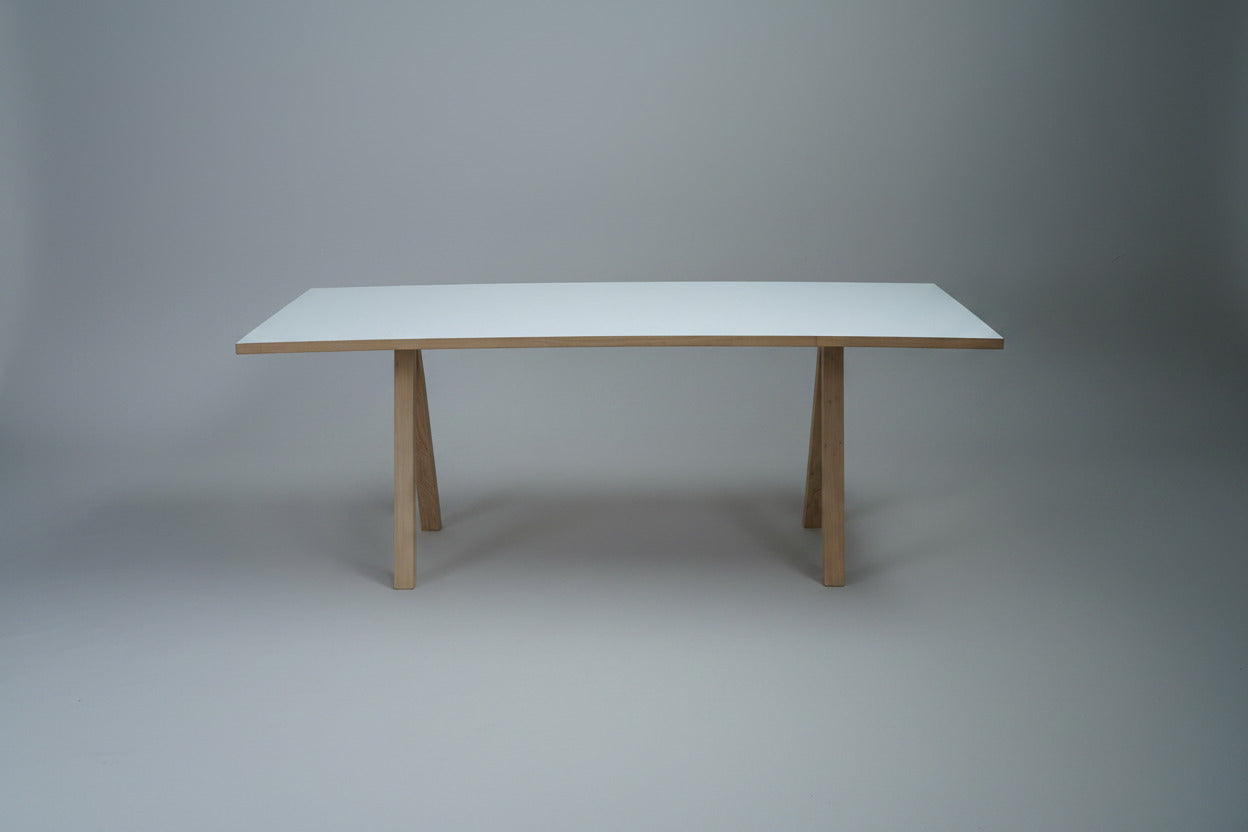 Pedrali spise- og mødebord 200x90 cm med hvid laminatbordplade set lige forfra
